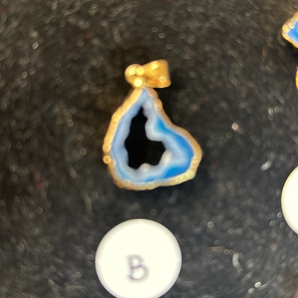 Blue geode sliced agate druzy pendants gold metal lined - Picture 3 of 6